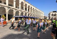 Decenas asistieron al izamiento y desfile en la Plaza de Armas de Arequipa (FOTOS)