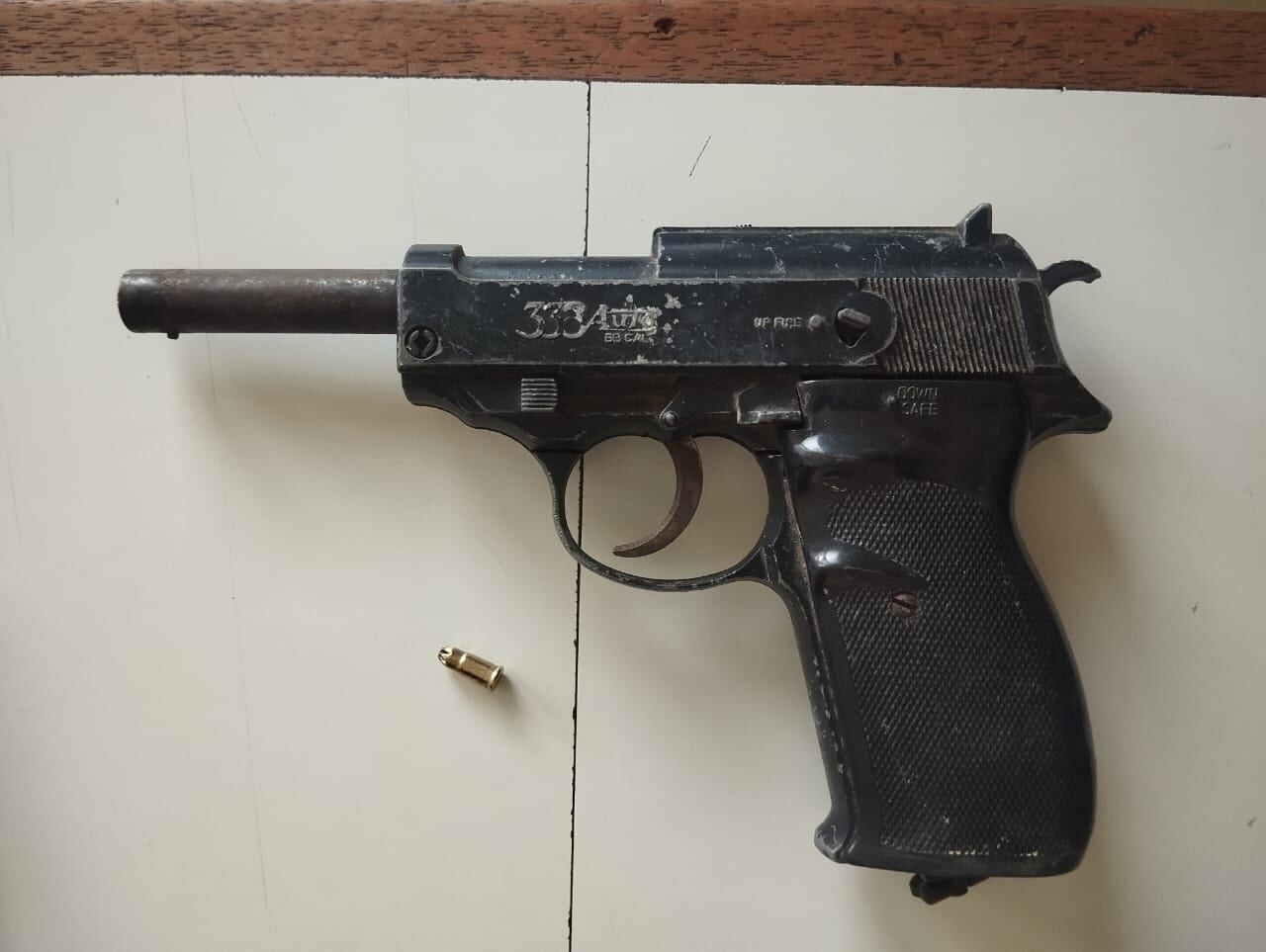 Al extranjero en el registro personal se le encontró un arma de fuego negra. (Foto: Difusión)