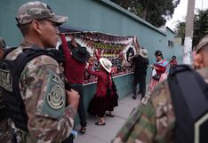 Pedro Castillo: Familiares y seguidores de expresidente llegan a penal de Barbadillo