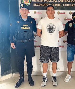 Futbolista fue conducido hacia la carceleta del Poder Judicial.