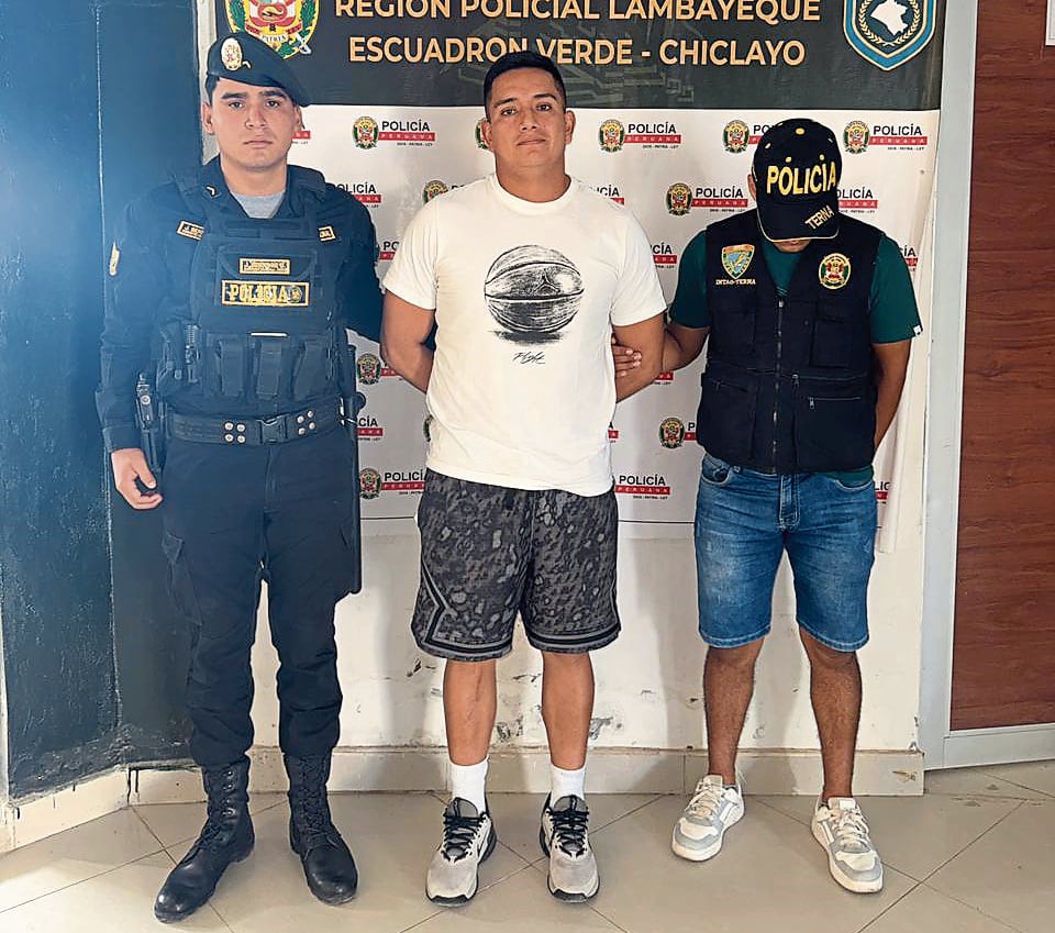 Futbolista fue conducido hacia la carceleta del Poder Judicial.