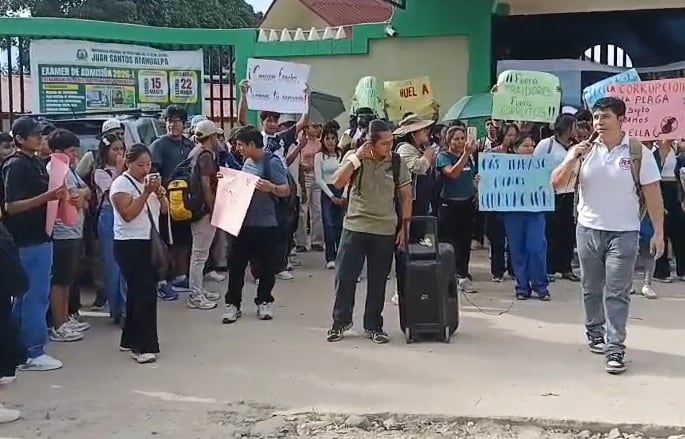 Estudiantes toman sede buscando mejoras educativas