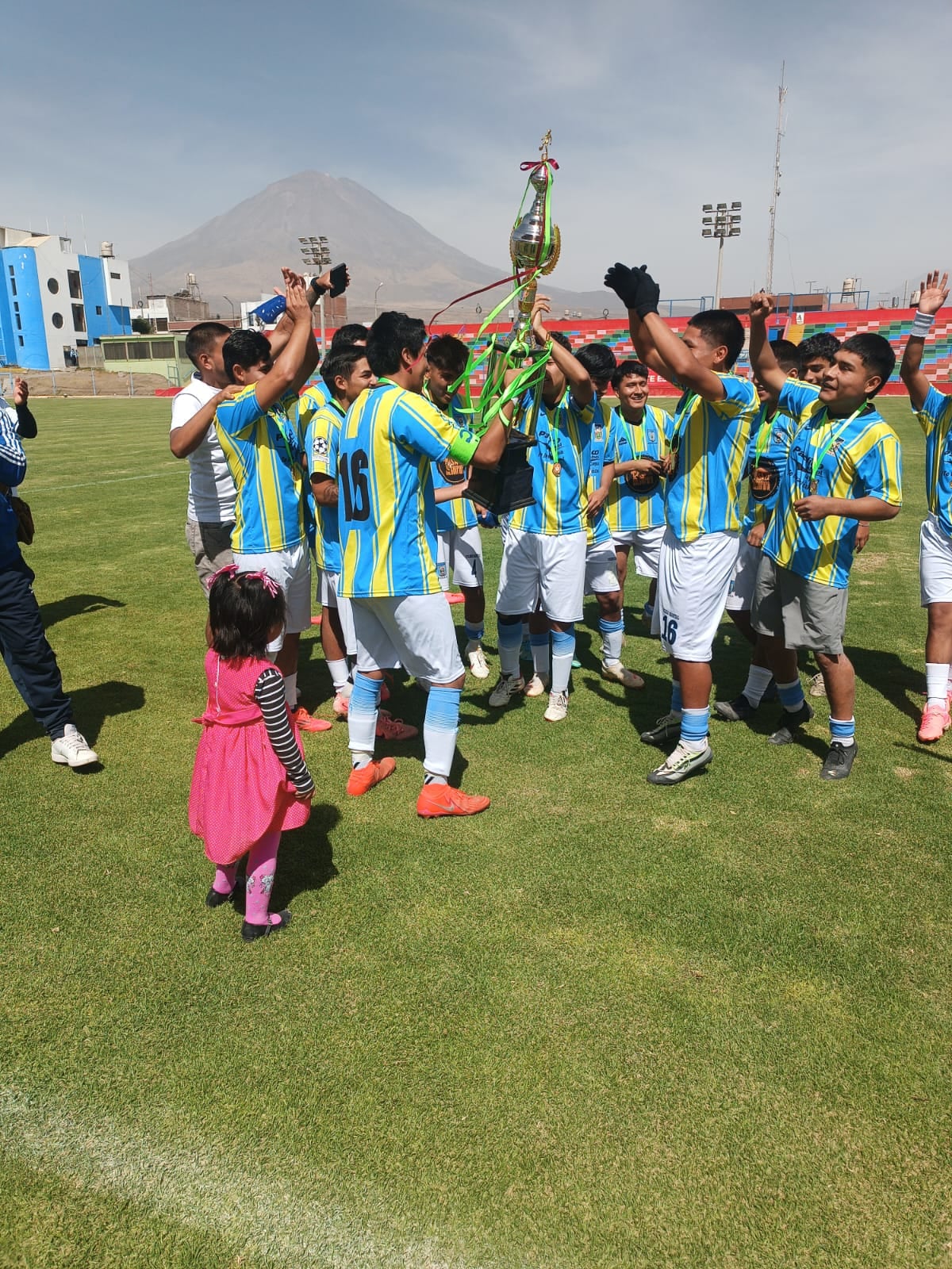 Equipo de Juvenil Acequia Alta como subcampeón en Segunda División en Cayma. Foto: Vicente Medina.