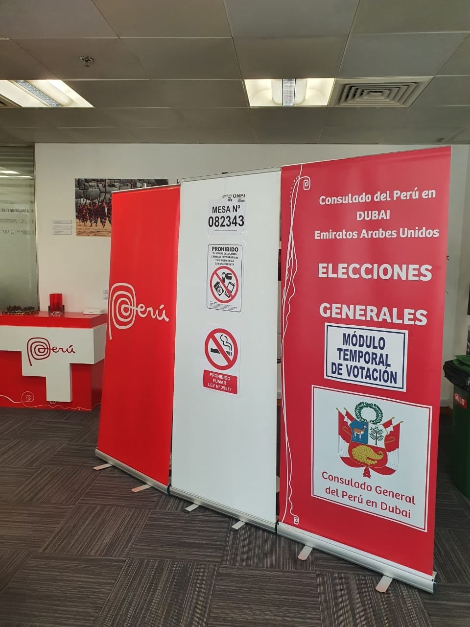 Una mesa electoral instalada en Dubai para las Elecciones Generales 2021.