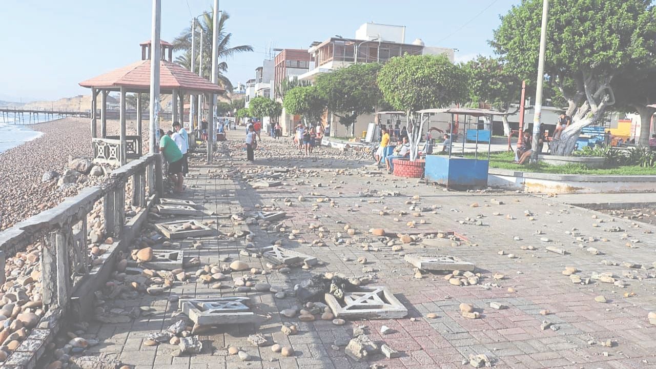 El balneario liberteño vivió momentos duros luego de los fuertes oleajes que sufriera días atrás. Frente a la incapacidad de las autoridades, fue necesaria la reacción de la sociedad civil.