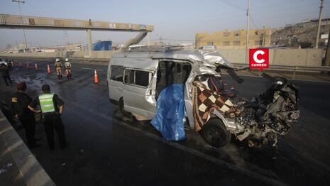 VES: choque entre minivan y bus deja dos muertos y 12 heridos en la Panamericana Sur