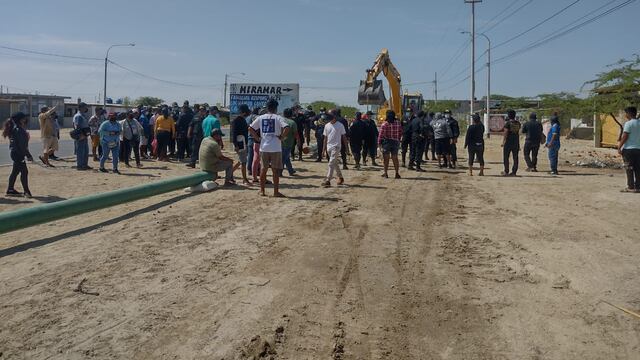 Policía resguarda trabajos para instalación de tuberías de gas natural en Sechura