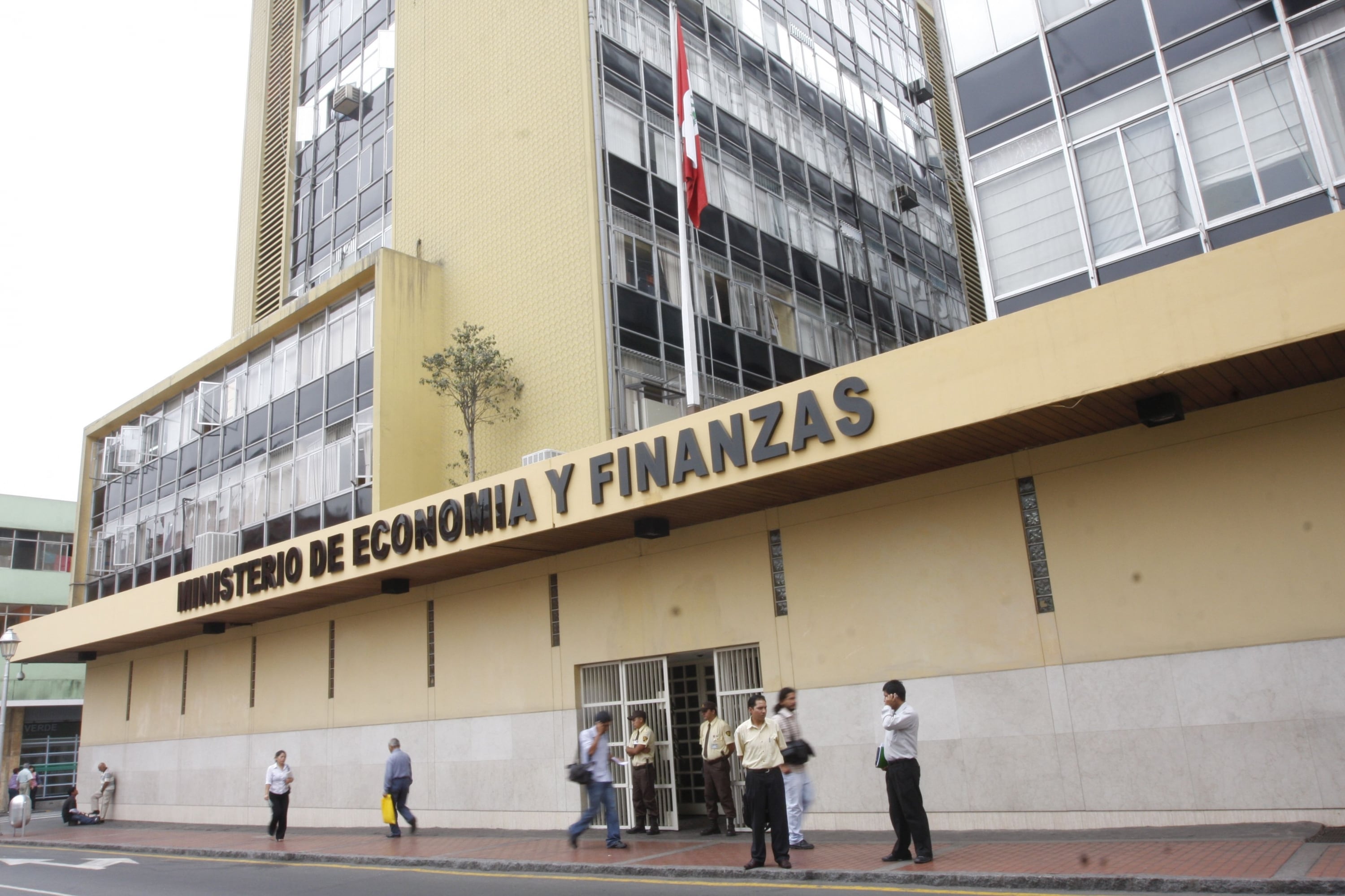 Sede del Ministerio de Economía y Finanzas donde hoy su titular, Elmer Cuba, dará a conocer las primeras medidas y prioridades económicas que impulsará el sector. (Foto: GEC)
