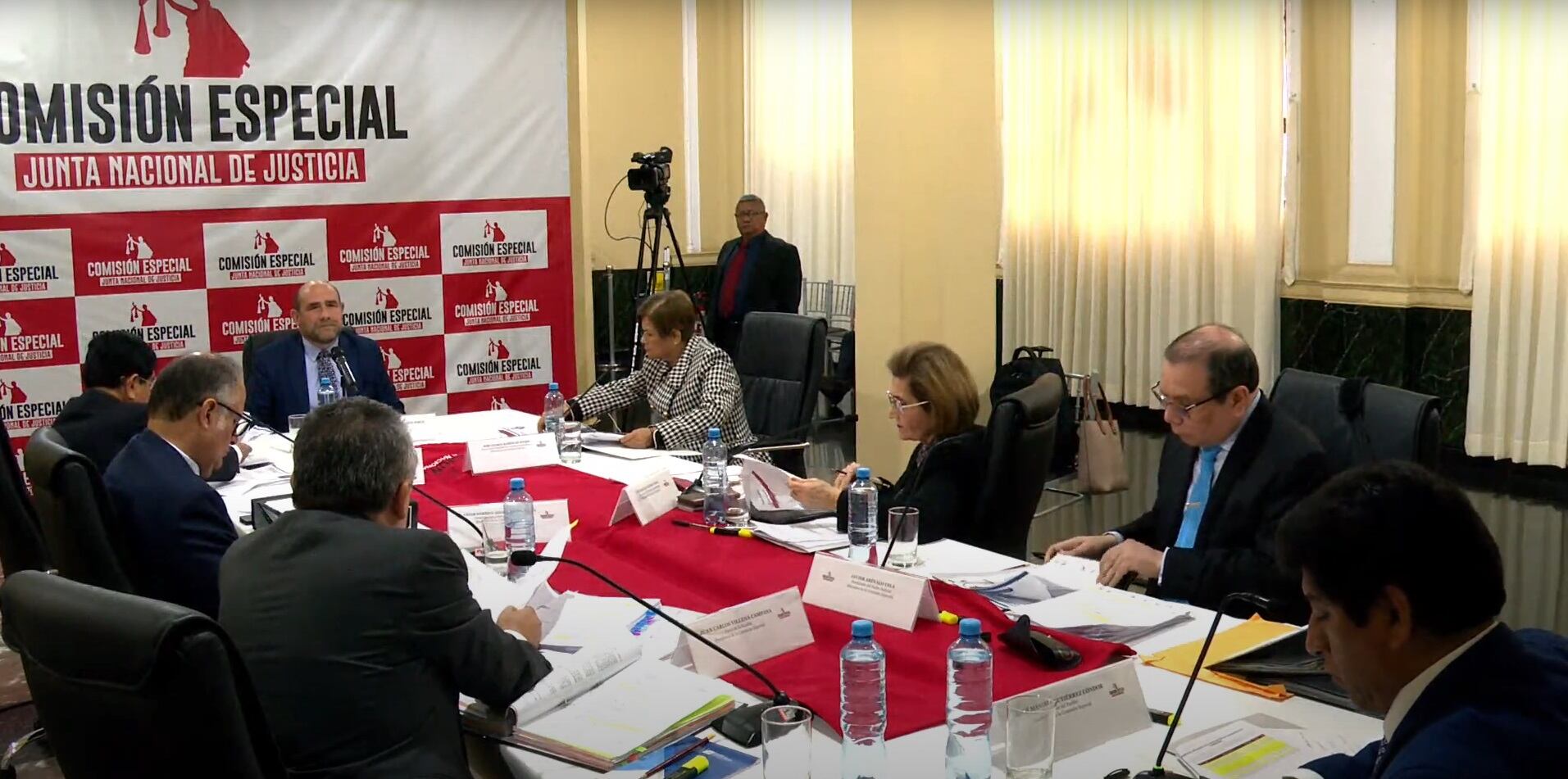 Comisión Especial de selección de candidatos para la Junta Nacional de Justicia. En la foto, entrevista personal a uno de los aspirantes.