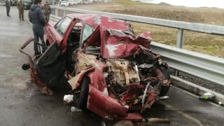 Choque frontal entre auto y bus en carretera Canta–Pasco deja tres heridos graves