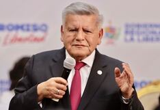 César Acuña volvió a salir de vacaciones