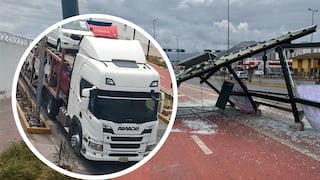 Camionero destruye paradero y huye en Cusco (VIDEO)