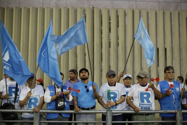 Simpatizantes de partidos llegan a exteriores del Centro de Convenciones por debate presidencial (Foto: Julio Reaño/GEC)