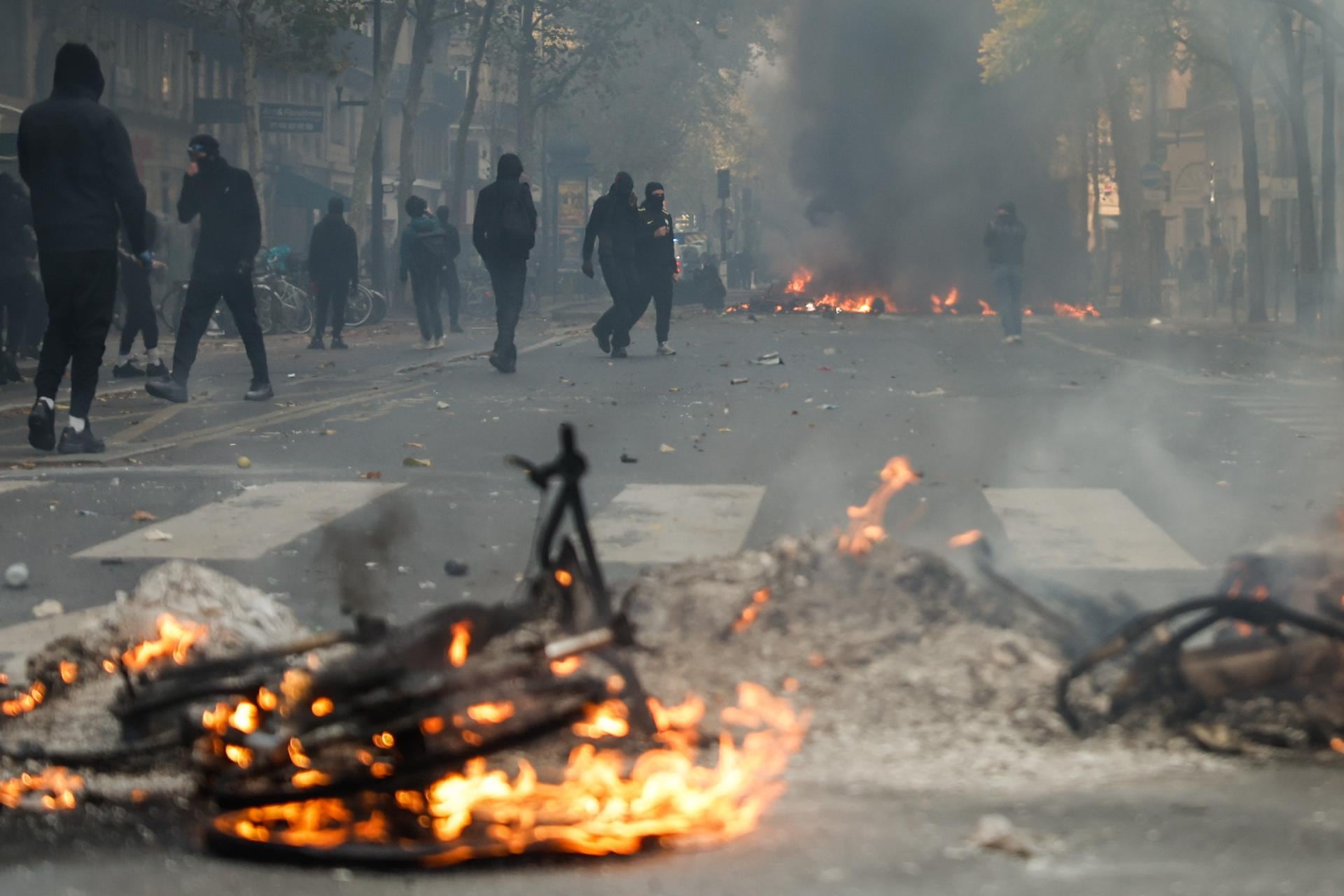 Francia: Saqueos, enfrentamientos con la policía y 1,200 detenidos en protestas