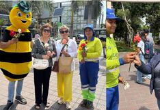 Miraflores: Jardineros regalan rosas a mamás por su día en el parque Kennedy