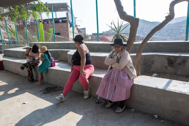 Electores suben empinadas pendientes para votar en colegio de Pamplona Alta (Fotos: Fernando Sangama / @photo.gec)