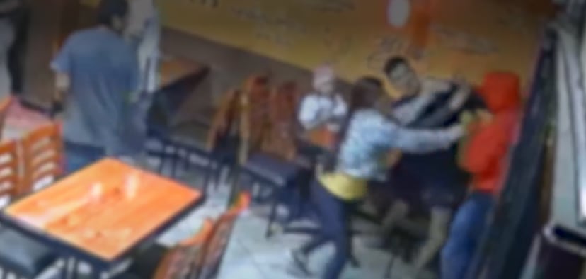 La víctima logró defenderse con el mobiliario del local y evitó heridas mortales. El investigado registra antecedentes por agresión familiar, según la Policía. (Imagen de América Noticias)