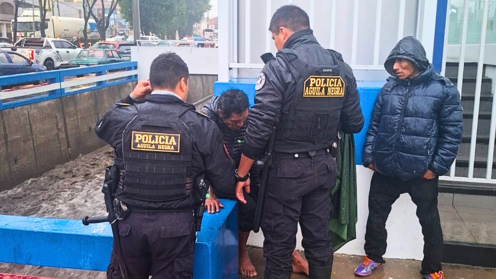 Rescatan a dos hombres atrapados en torrentera en Arequipa. Foto: PNP.
