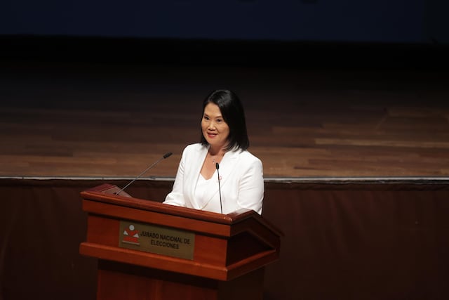 Keiko Fujimori recibió sus credenciales del JNE