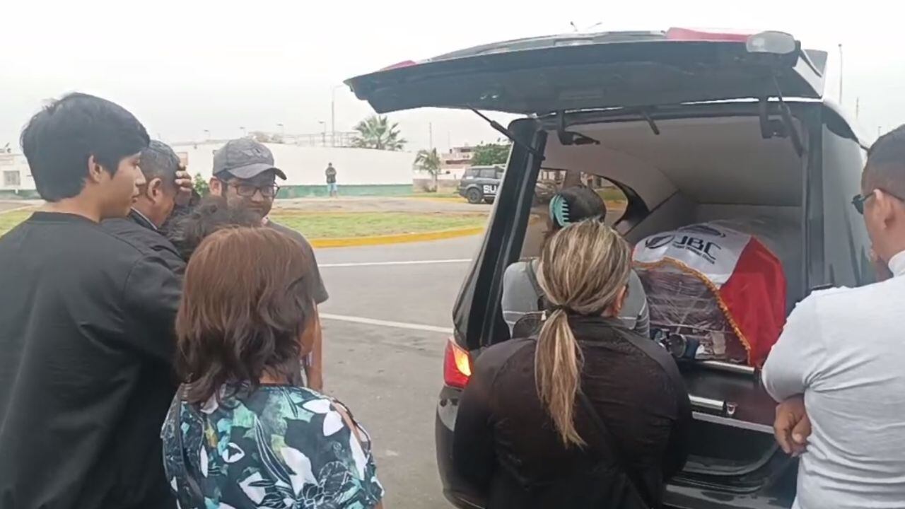 El féretro con los restos de Santiago Aldaz García llegó hasta el Aeropuerto Capitán FAP Carlos Martínez de Pinillos, donde fue despedido entre aplausos por sus compañeros. (Foto: Captura RPP)