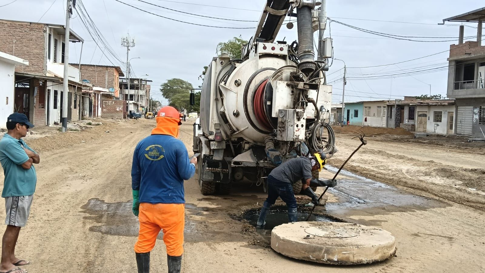 Realizan limpieza de la red de alcantarillado con maquinaria en Sullana