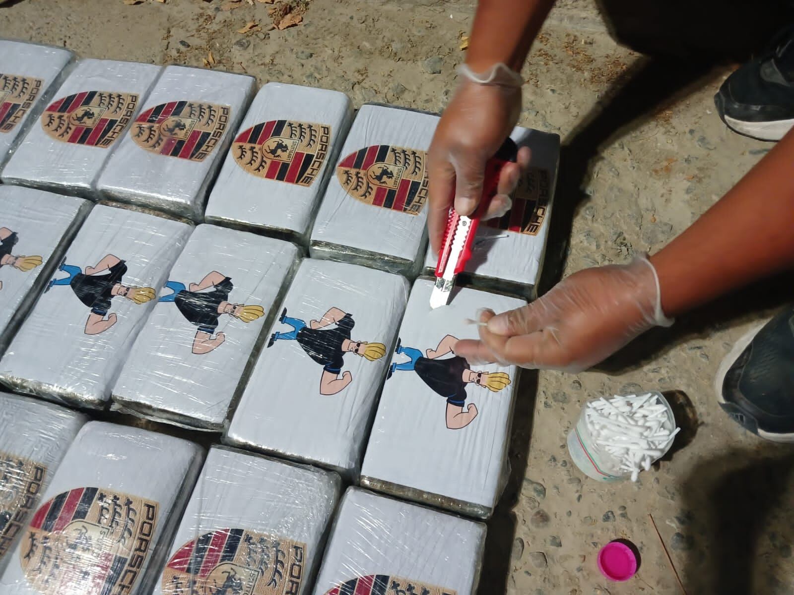 Sujetos escaparon por el desierto y ante la oscuridad de la noche no pudieron ser detenidos. Las maletas dieron un peso mayor de 280 kilos de alcaloide de cocaína.