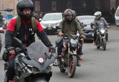Motociclistas rechazan norma que impone uso obligatorio de chaleco y casco con número de placa