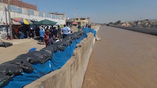 Colocan mil costales de arena para evitar desbordes en el puente Grau del río Ica