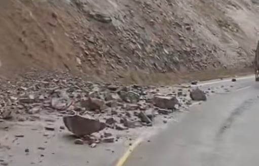 Derrumbe en la Panamericana Sur y Senamhi advierte que continuarán las lloviznas (VIDEO)