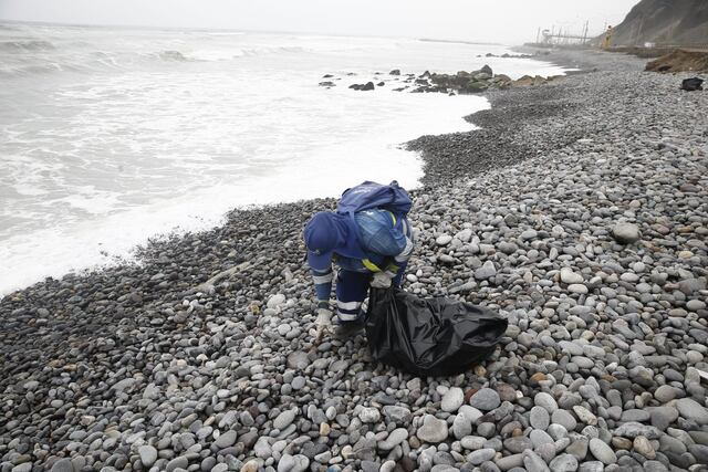 Miraflores retira cinco toneladas de basura tras oleajes anómalos en sus playas (Fotos: César Campos/GEC)