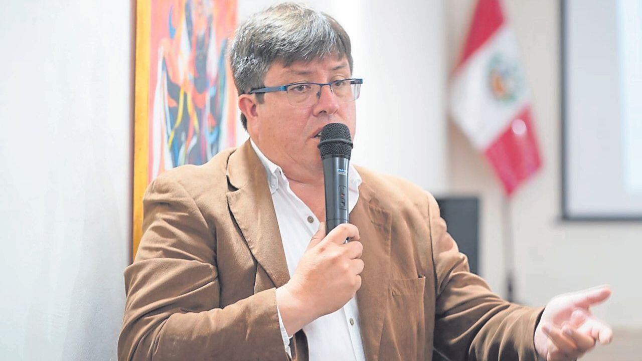 El gerente de Infraestructura del Gobierno Regional de La Libertad es señalado de presuntos favorecimientos a constructoras. Ciudadano pide su salida inmediata.