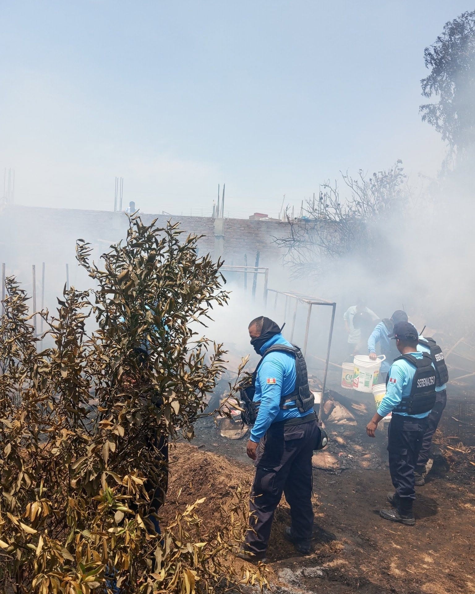 Como no se podía esperar a los bomberos, agentes de seguridad ciudadana y vecinos tuvieron que actuar rápido para poder sofocar las llamas con baldes de agua y arena.