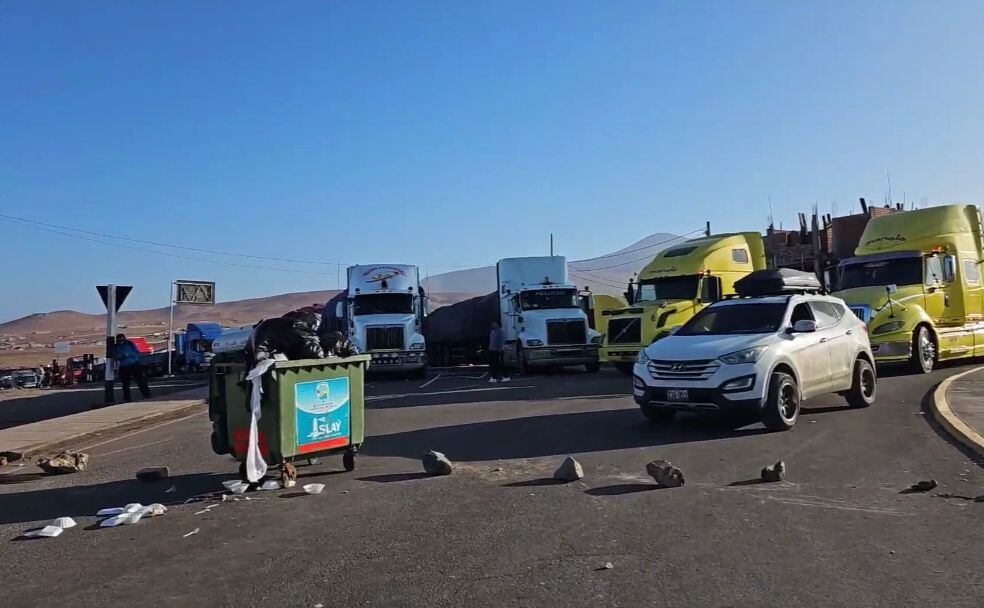 Vehículos varados por inmediaciones al óvalo de Matarani. Foto: difusión.