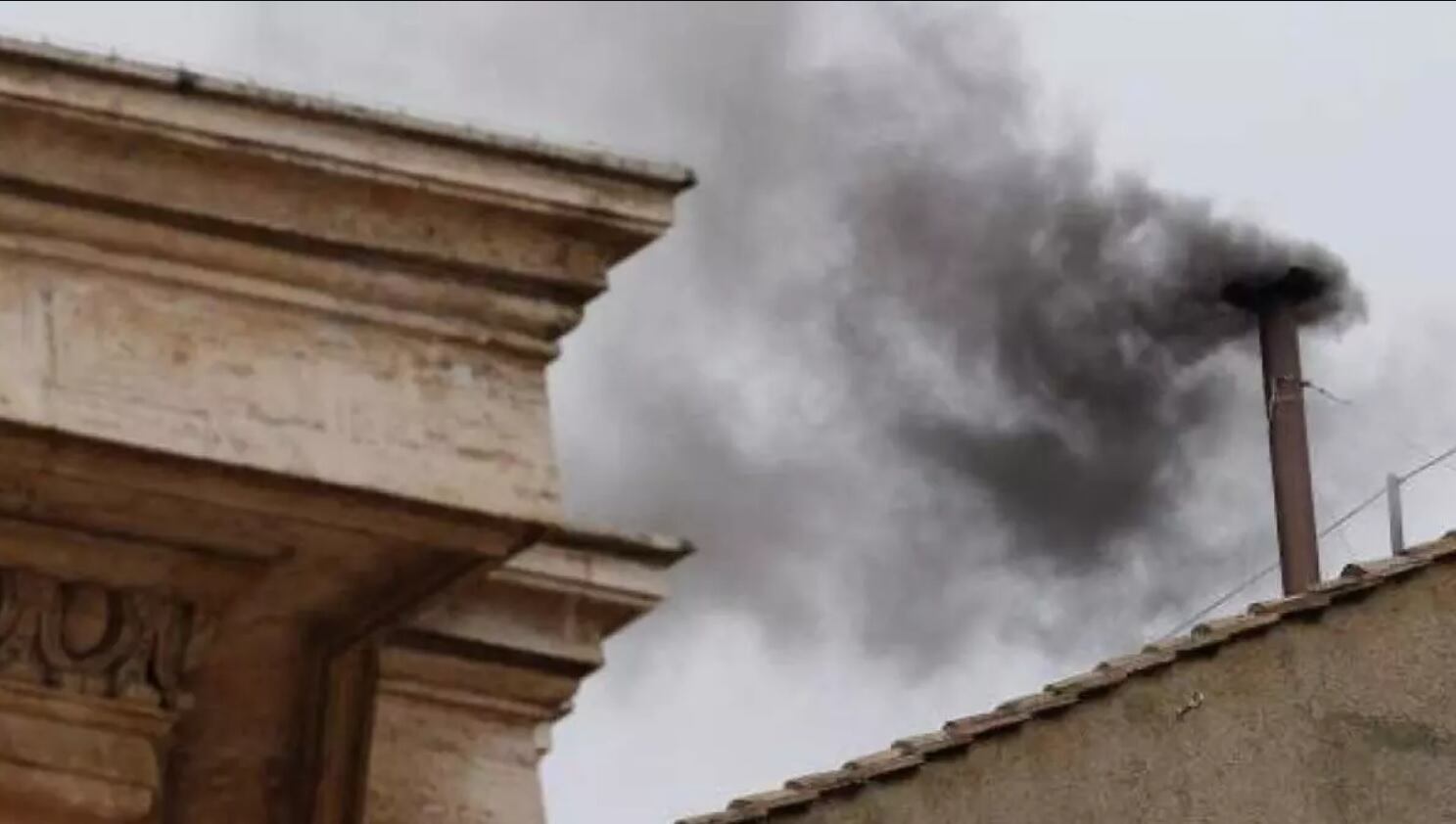 Fumata negra. (Foto: EFE)