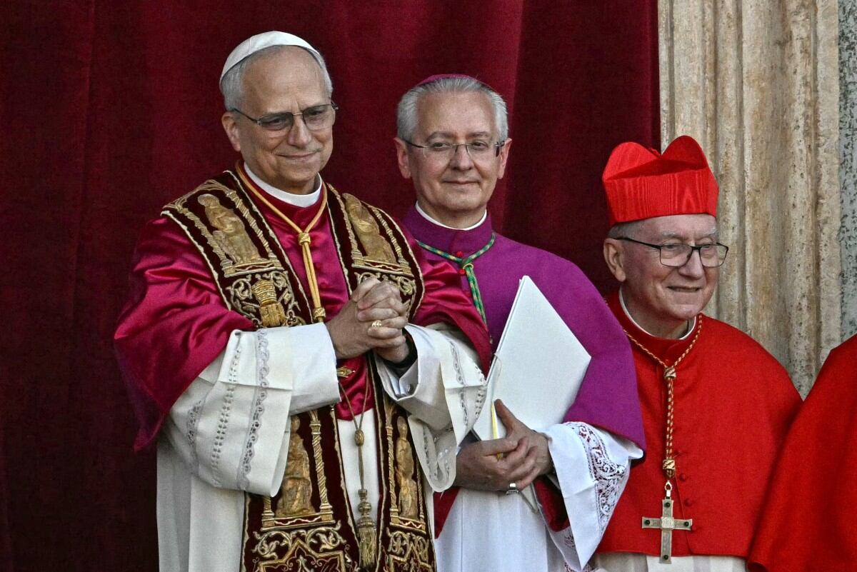 En su primer mensaje tras ser elegido pontífice, el papa León XIV recordó con afecto a la diócesis de Chiclayo, destacando la fe y compromiso del pueblo que lo acompañó durante su misión pastoral en el Perú. (Photo by Gabriel BOUYS / AFP)