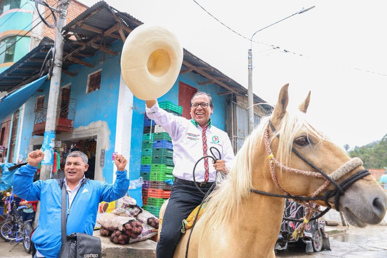 Congresista y candidato a la presidencia Roberto Sánchez presentó dolores en plena caravana. Foto: Roberto Sánchez.