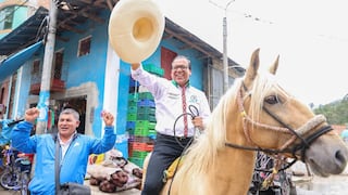 Congresista Roberto Sánchez es trasladado de emergencia tras sufrir graves dolores en plena caravana en Arequipa