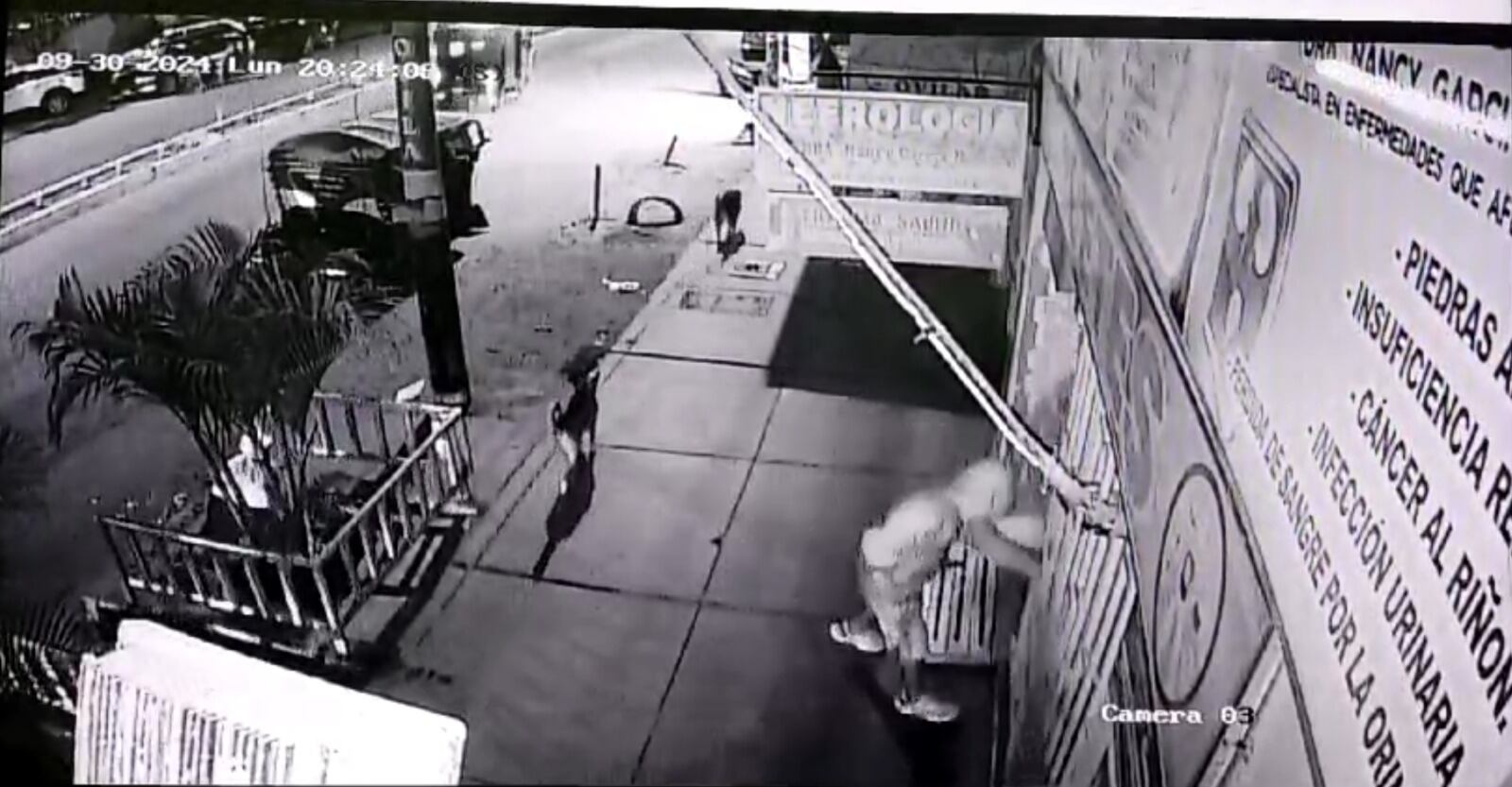 Delincuente llegó a bordo de una mototaxi y dejó una dinamita y un manuscrito extorsivo. Luego, la Policía intervino a sujetos con el mismo vehículo que fue captado por las cámaras