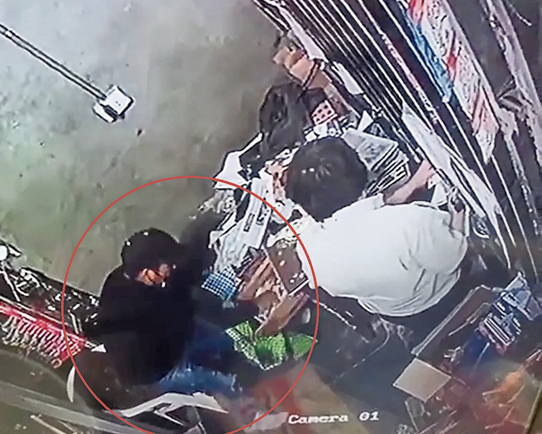 A plena luz del día, tres delincuentes redujeron a pequeño empresario y clientes de una tienda de abarrotes