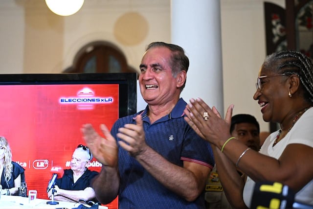 El candidato por partido "Buen Gobierno", Jorge nieto, recibió el flash electoral en su local en el centro de Lima. (Fotos: Paloma del Solar /@photo.gec)