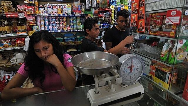 Pareja frustra robo en bodega tras ser baleados en el Cercado de Lima (FOTOS)