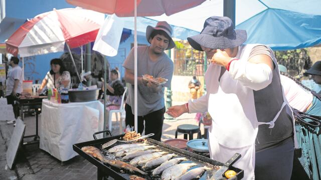 No faltó la venta de pescado fresco, listo para ser cocinado al instante.