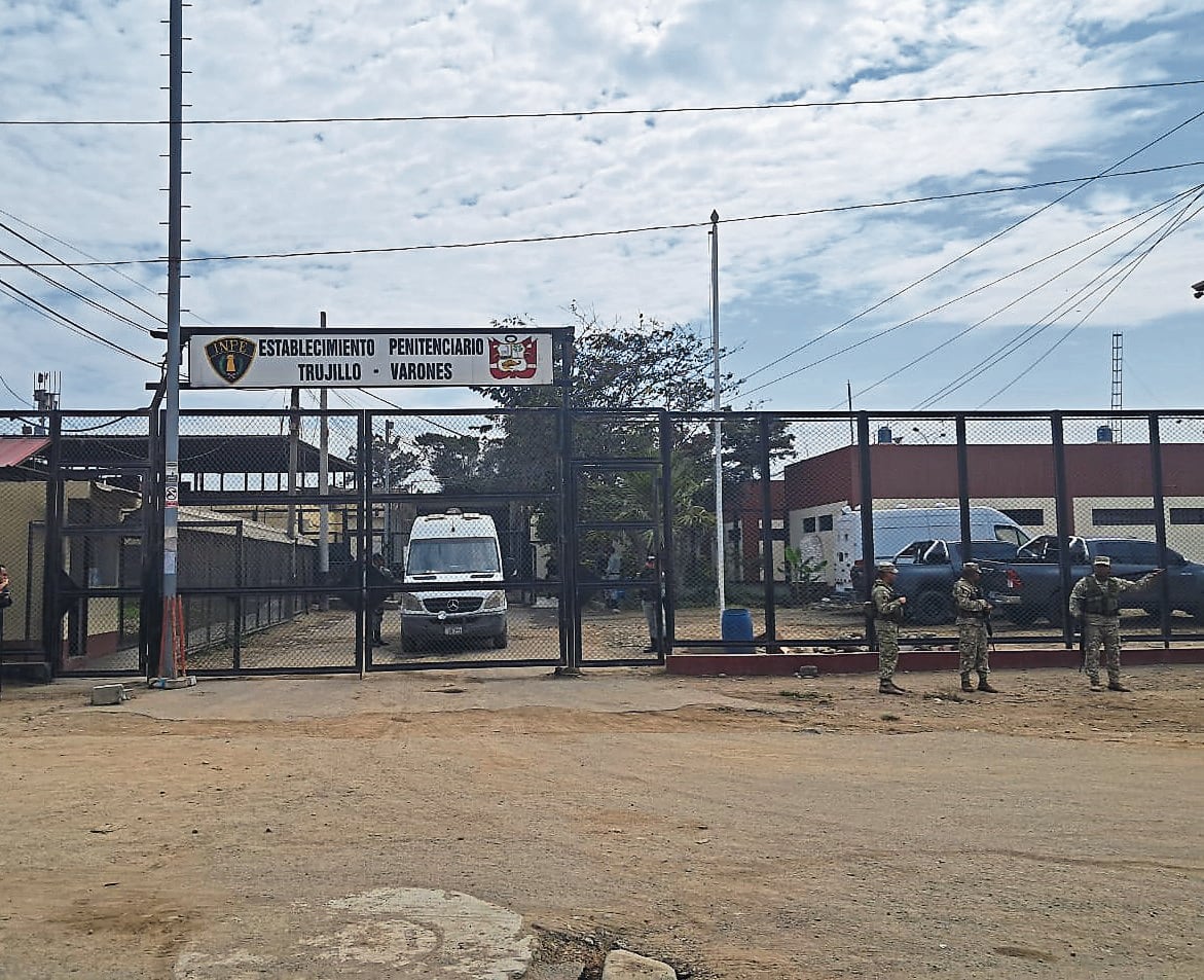 Reclusos de nacionalidad peruana y venezolana son las víctimas. Ambos se encontraban en área conocida como “El Hueco”.
