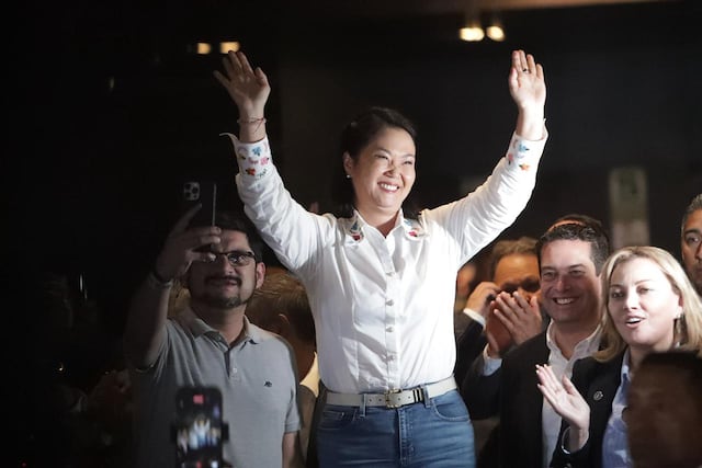 Keiko Fujimori saluda a sus simpatizantes tras pronunciarse sobre el conteo rápido (Fotos: Julio Reaño/GEC)