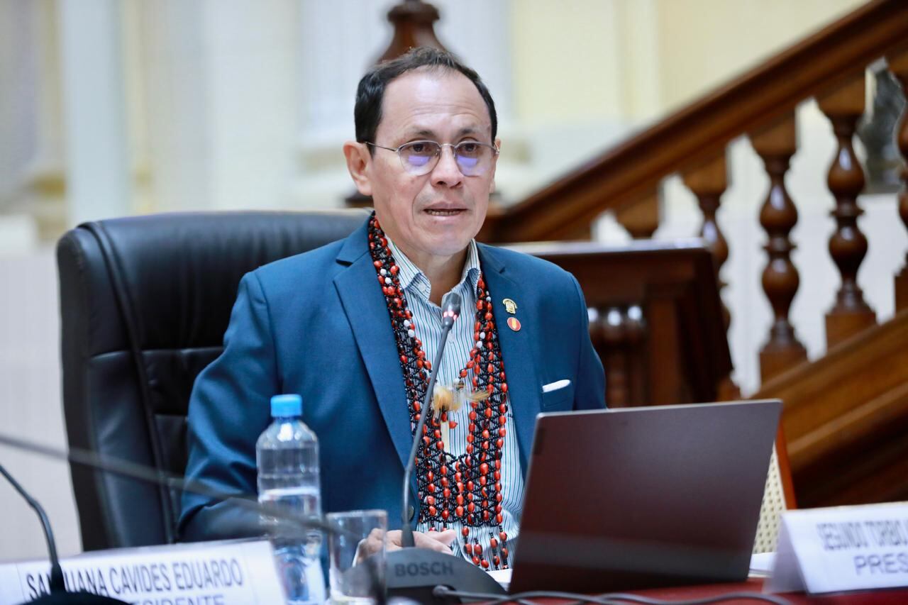 Congresista Segundo Montalvo preside la sesión de la comisión de Fiscalización y Contraloría en la sala Raúl Porras Barrenechea. (Congreso de la República/JReátegui)