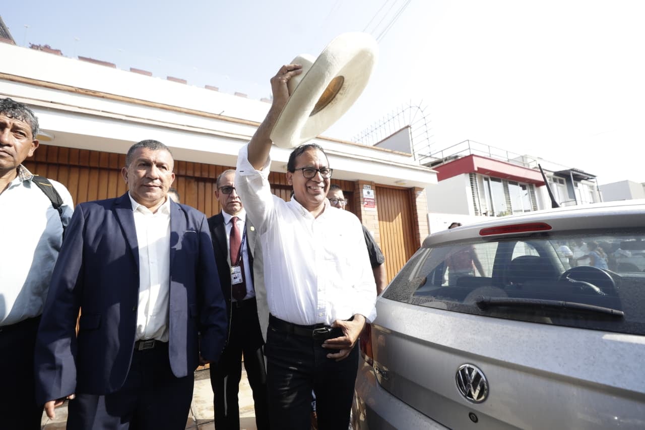 Candidato presidencial Roberto Sánchez votó en San Borja (Fotos: Jesús Saucedo / @photo.gec)