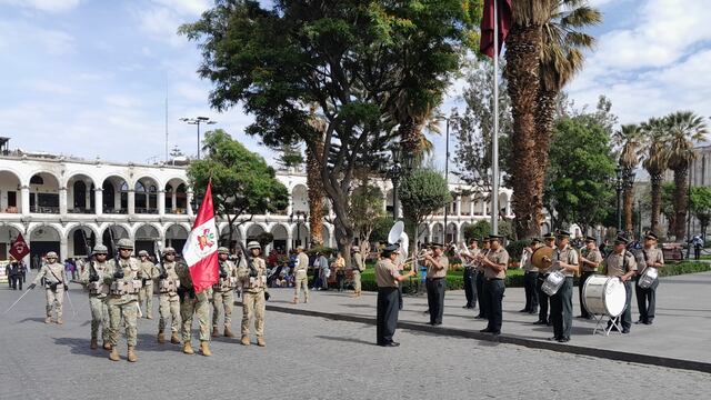 Arequipa: Músicos y universitarios en el desfile de honor en la Plaza de Armas (VIDEO)