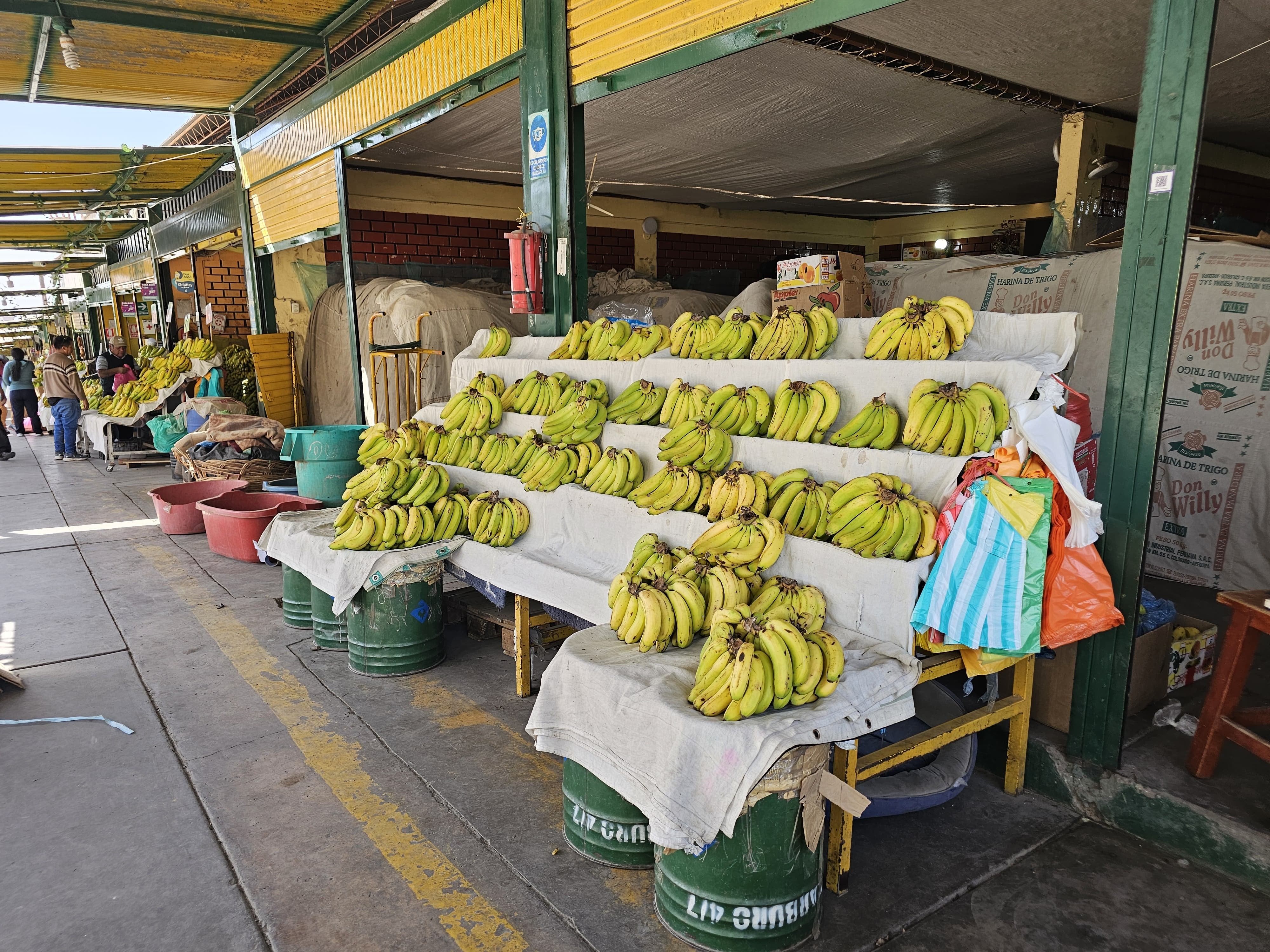 Sección frutas en plataforma comercial Río Seco. Foto: Fanny Arotaipe.