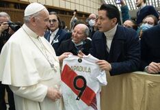 Gianluca Lapadula y la vez que le regaló al papa Francisco una camiseta de la Selección Peruana (VIDEO)