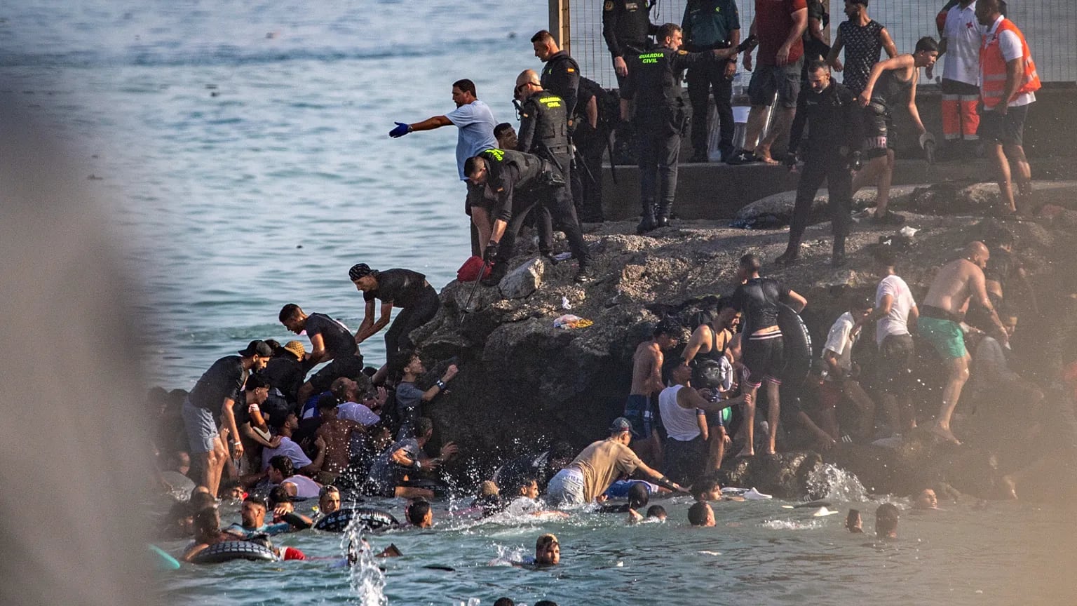 España: crisis migratoria en Ceuta deja 34 muertos tras intento masivo de ingreso desde Marruecos. AP Photo